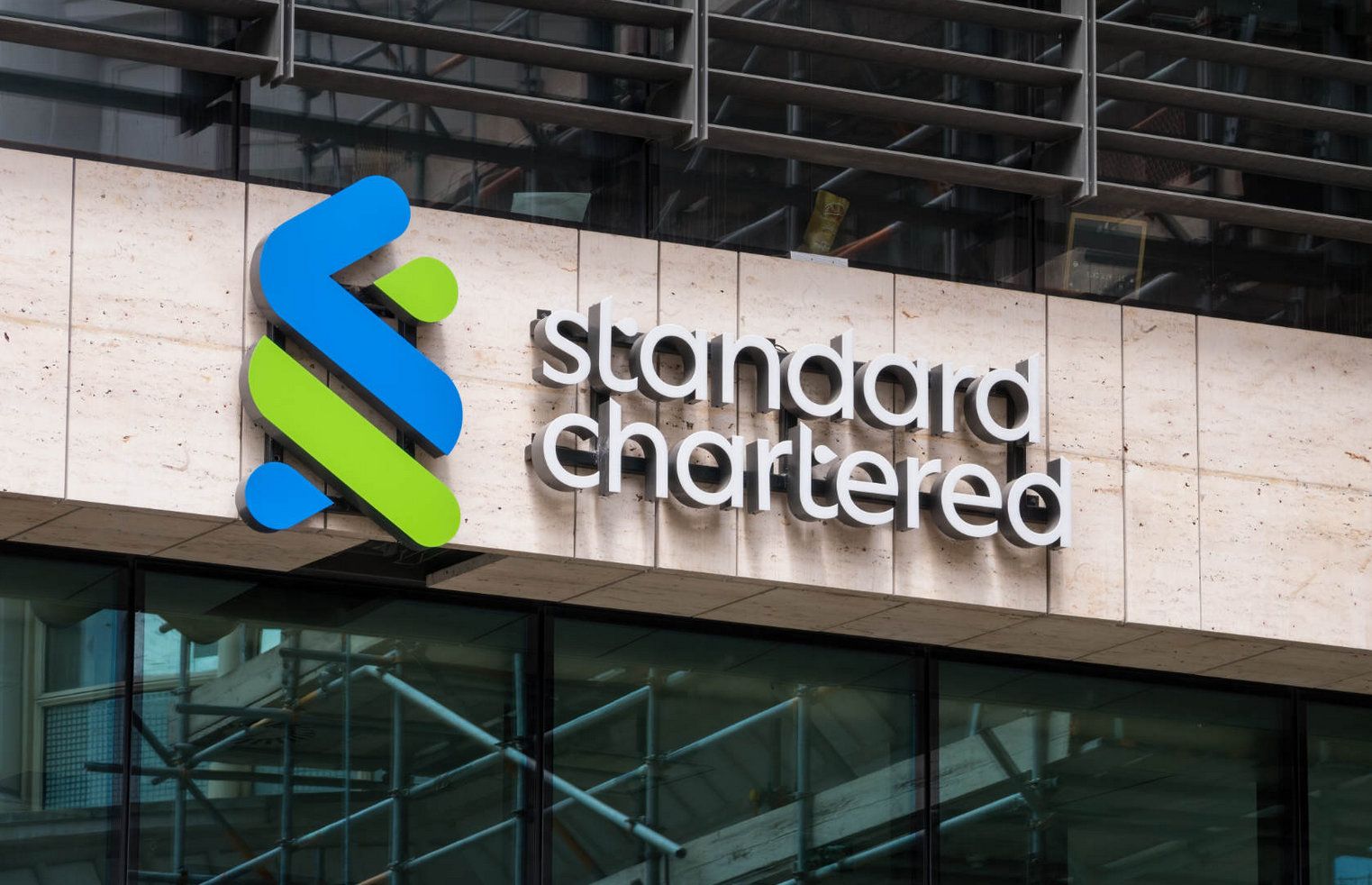 Standard Chartered Becomes First Global Bank to Launch Spot Crypto Trading for Institutions