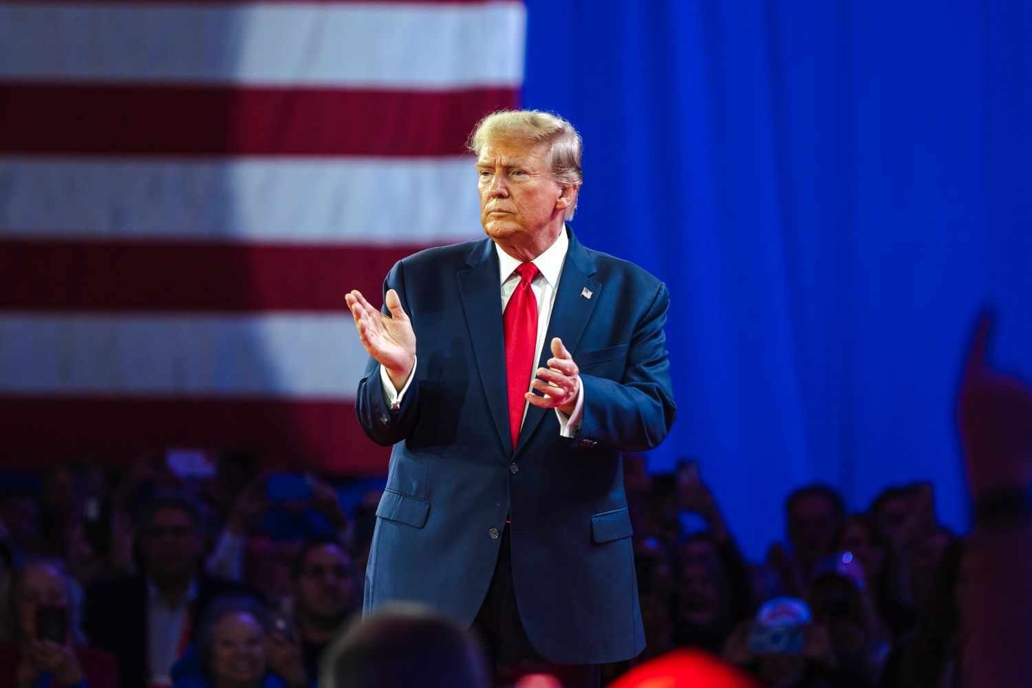 desktop-a-new-fed-standard-trump-makes-rate-cuts-a-mandatory-condition