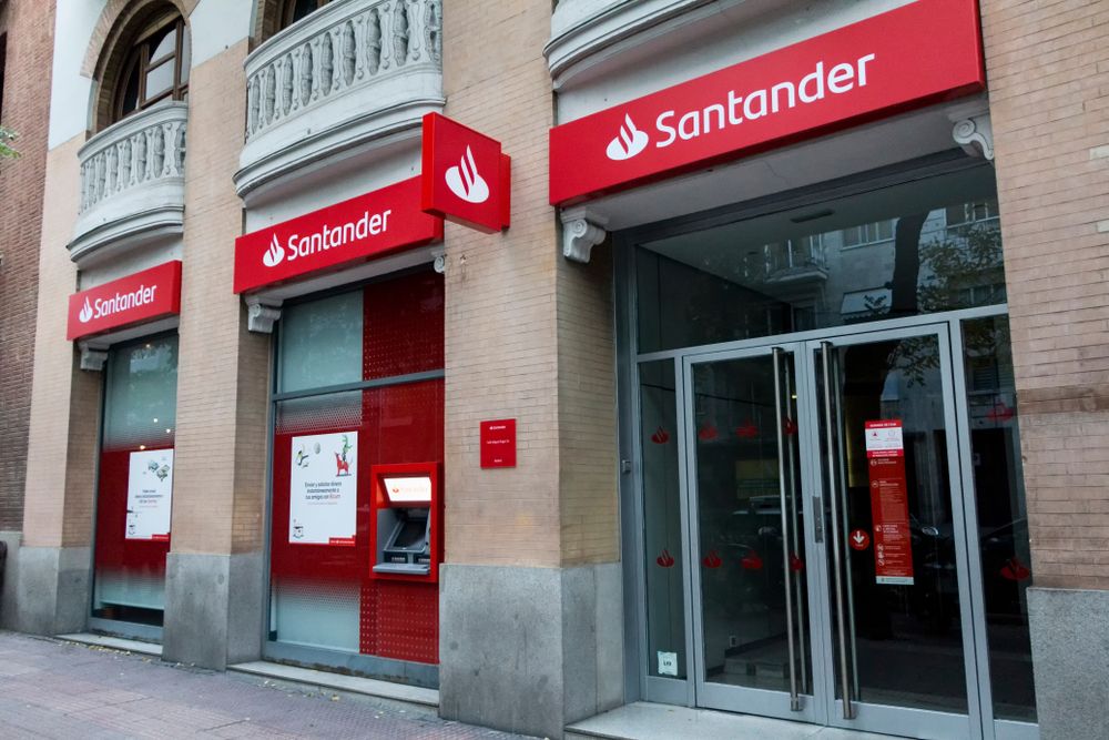 Santander Plans Euro, Dollar Stablecoins Amid EU Crypto Regulation Shift