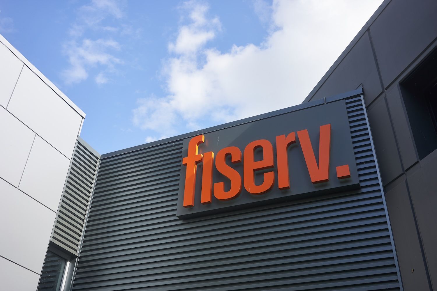 Fiserv Partners With Circle, Solana for New Stablecoin Platform Serving 10,000 Banks