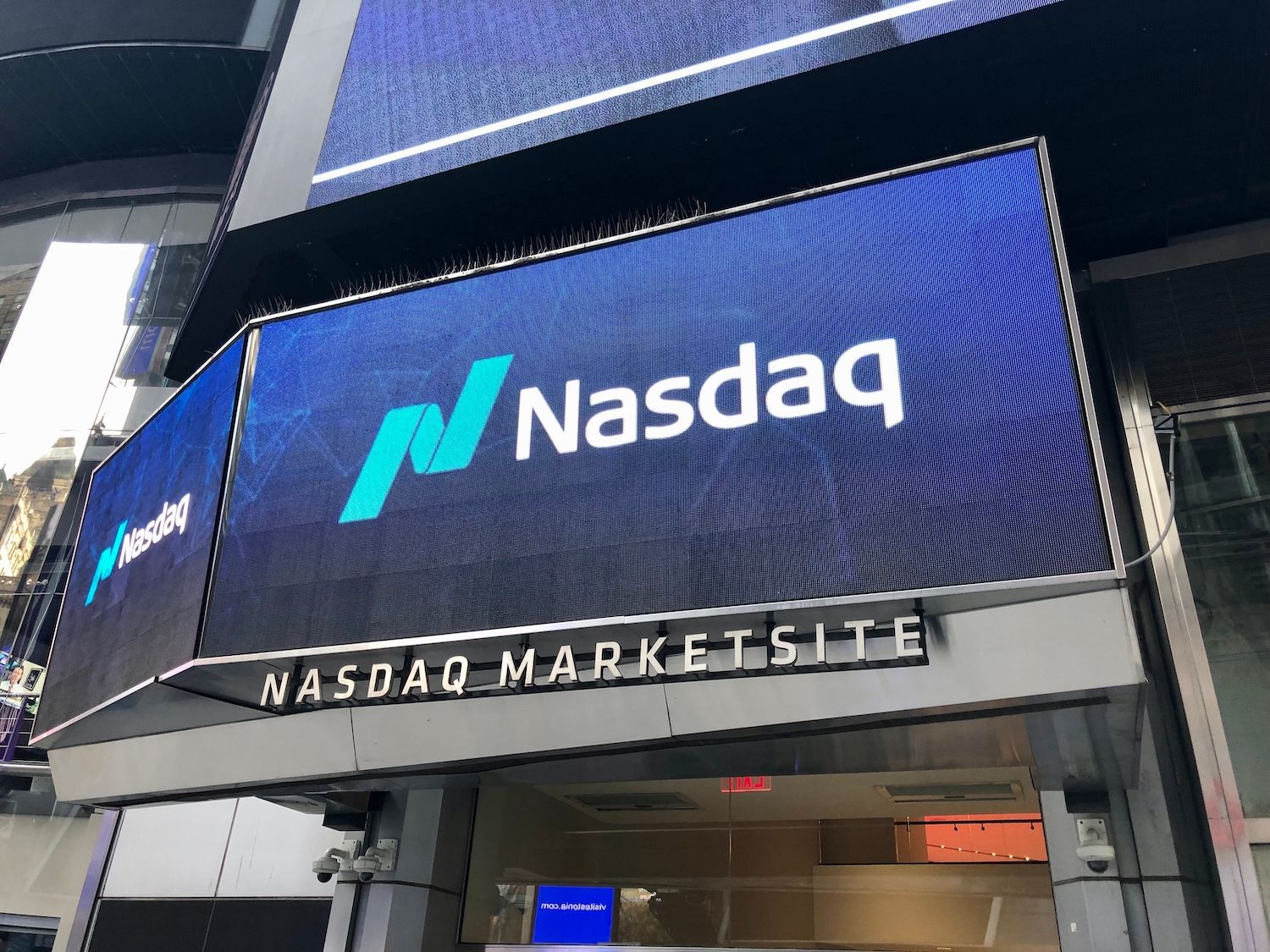 Nasdaq 100 Surges 1.5% Toward Record High as Powell Signals Potential Rate Cuts