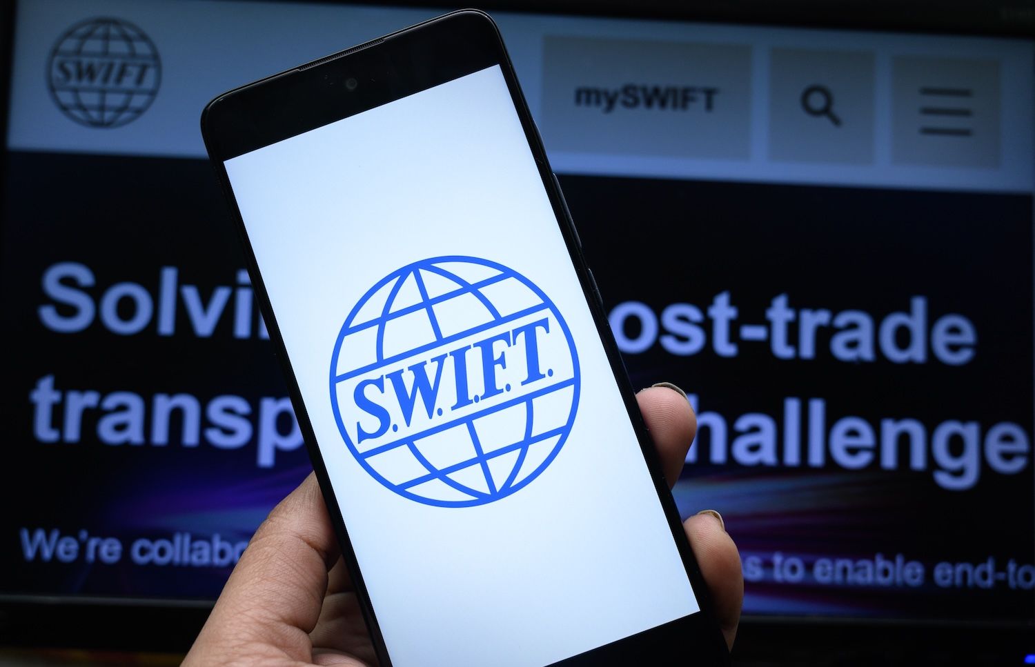 Swift and major banks launch blockchain ledger to compete with stablecoin market / Shutterstock