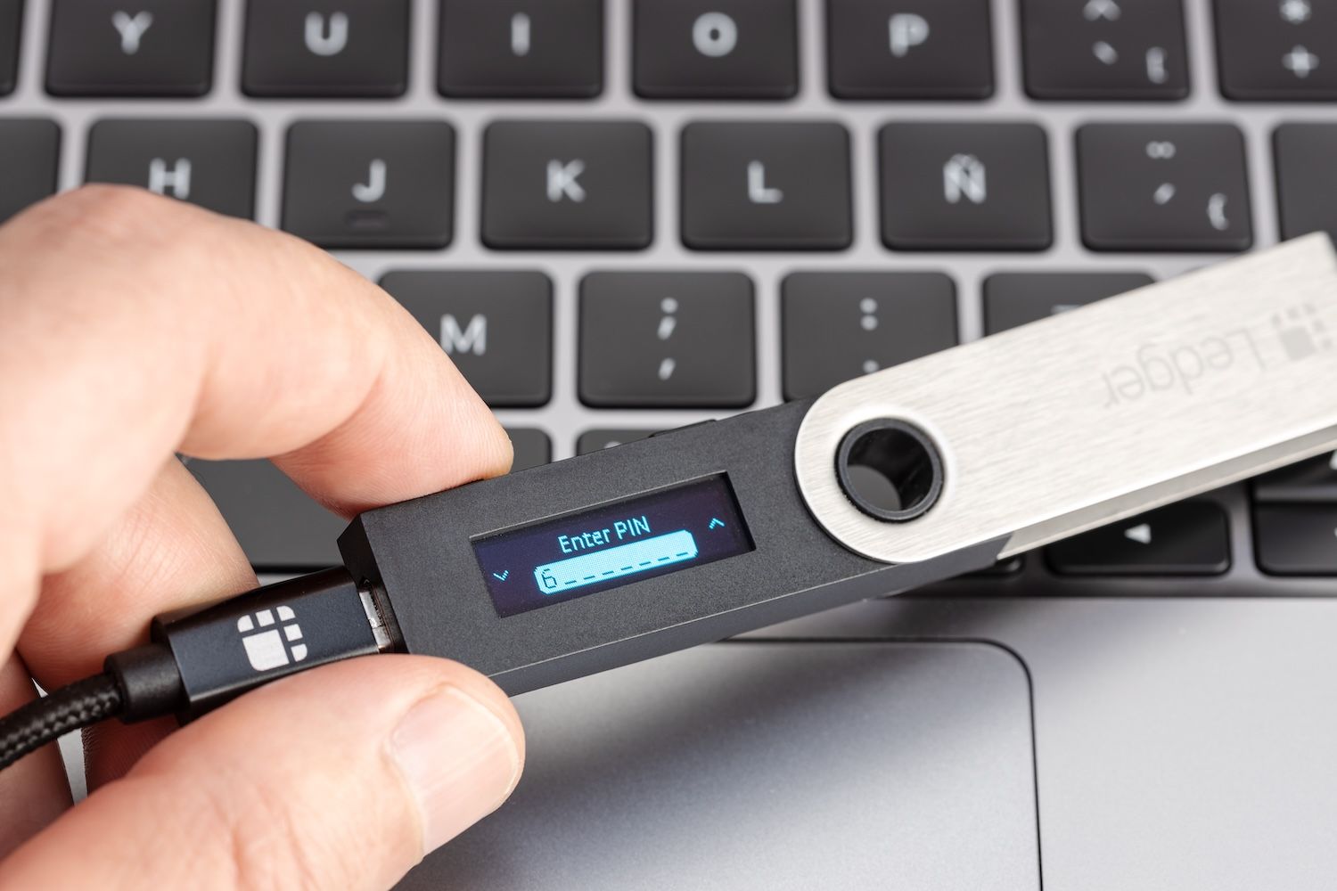 Ledger Nano X jest sprzętowym portfelem z obsługą Bluetooth, który przechowuje twoje klucze prywatne na certyfikowanym bezpiecznym chipie elementarnym (Zdjęcie: Formatoriginal / Shutterstock.com)
