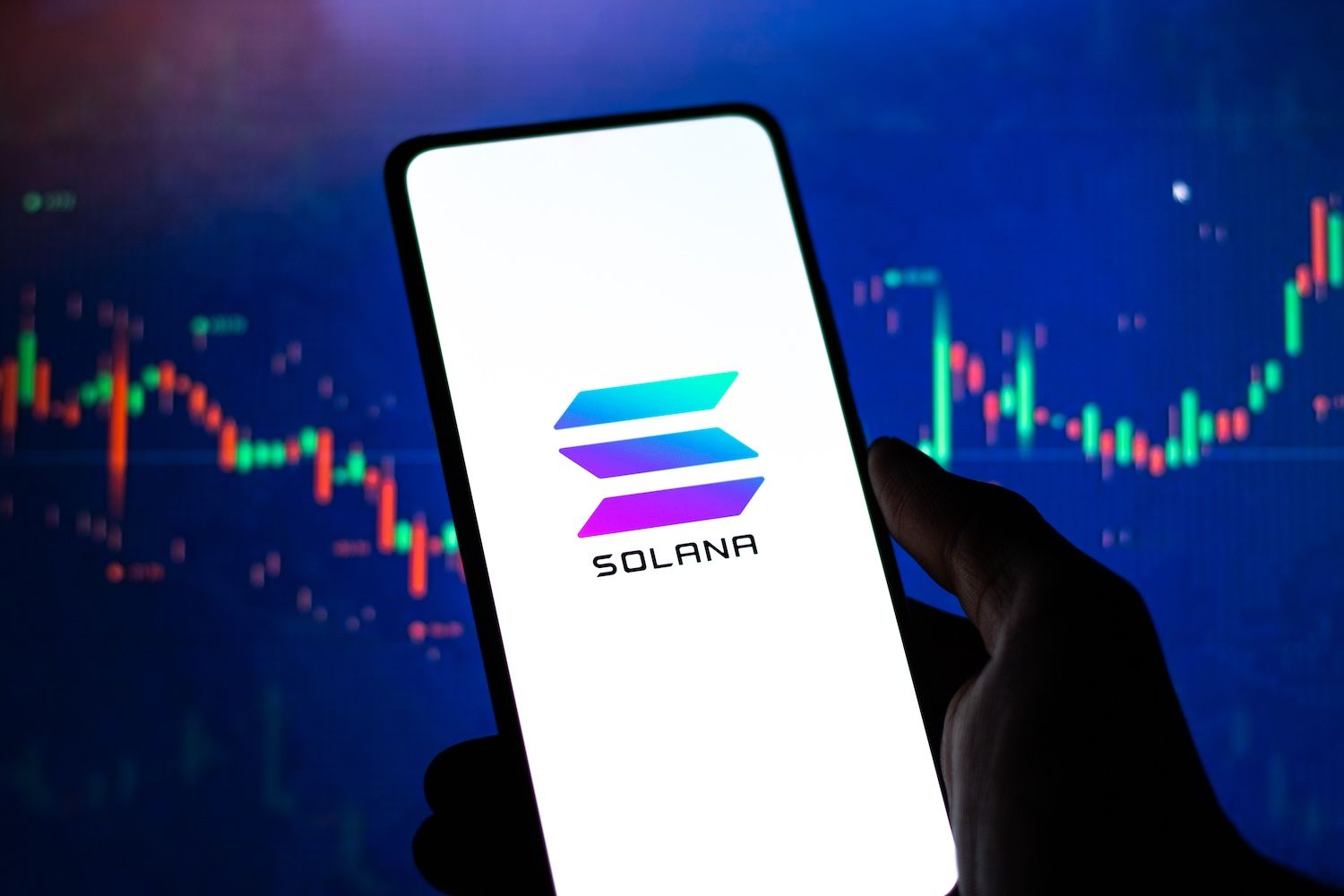 Solana Surges 8% Toward $200 As Crypto Market Rotates From Bitcoin
