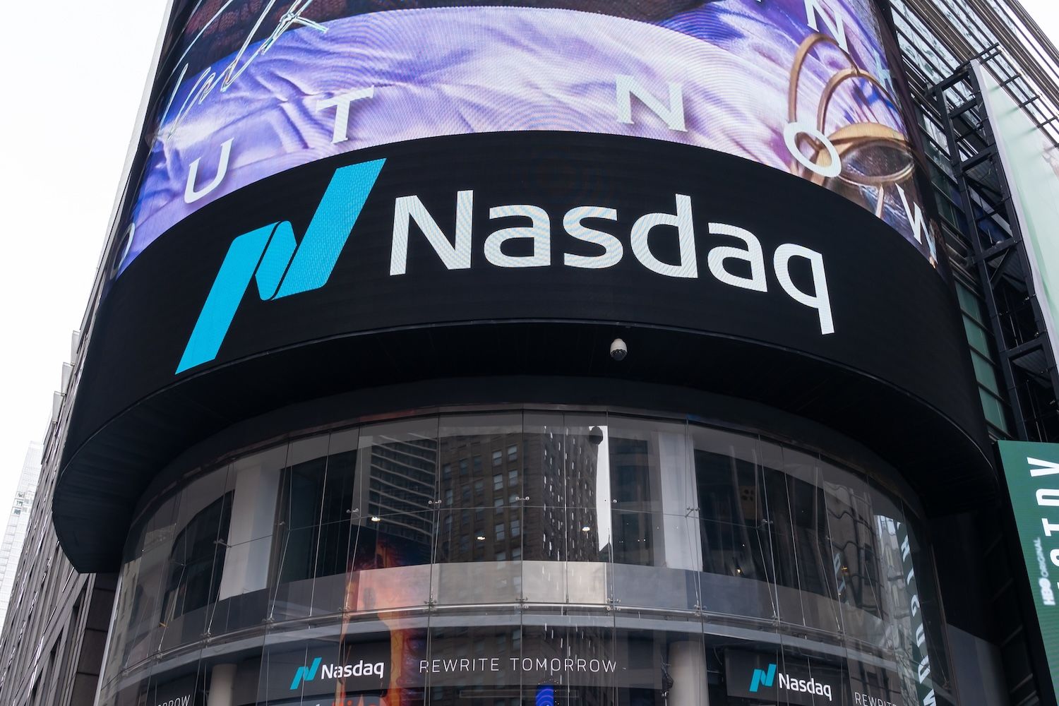 Nasdaq Aperta Regras Sobre Empresas com Tesouro em Cripto, enquanto 124 Empresas Olham para Compras de $133 Bilhões