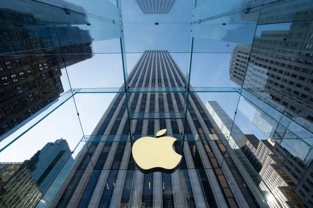 Saylor Calls on Apple to Integrate Bitcoin Into Its Strategy Amid Buyback Setbacks