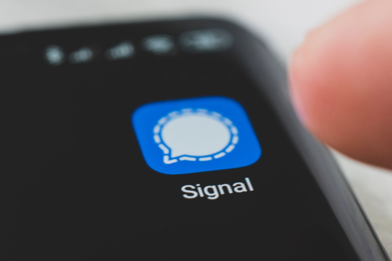 Signal Chief Says AI Assistants Want The Keys To Your Private Life