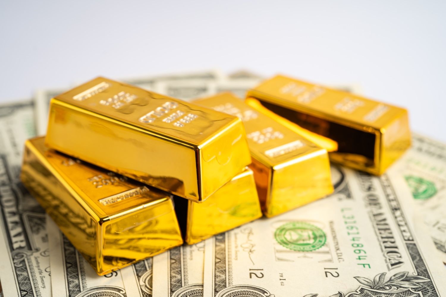 Gold Reclaims Market Focus After Bitcoin’s Failed $105,500 Push