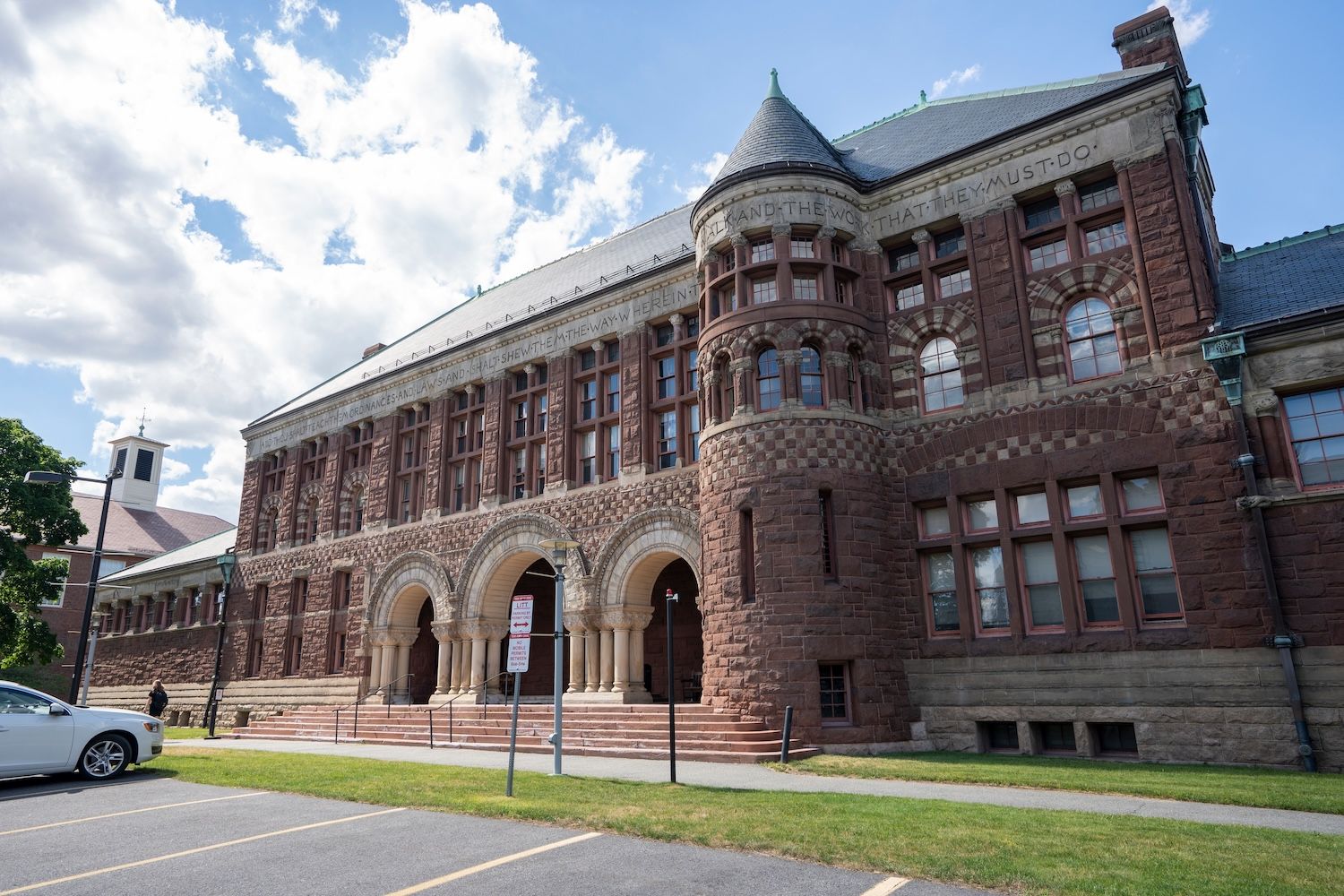 desktop-harvard-sells-21-of-bitcoin-etf-pours-dollar87m-into-ethereum-fund