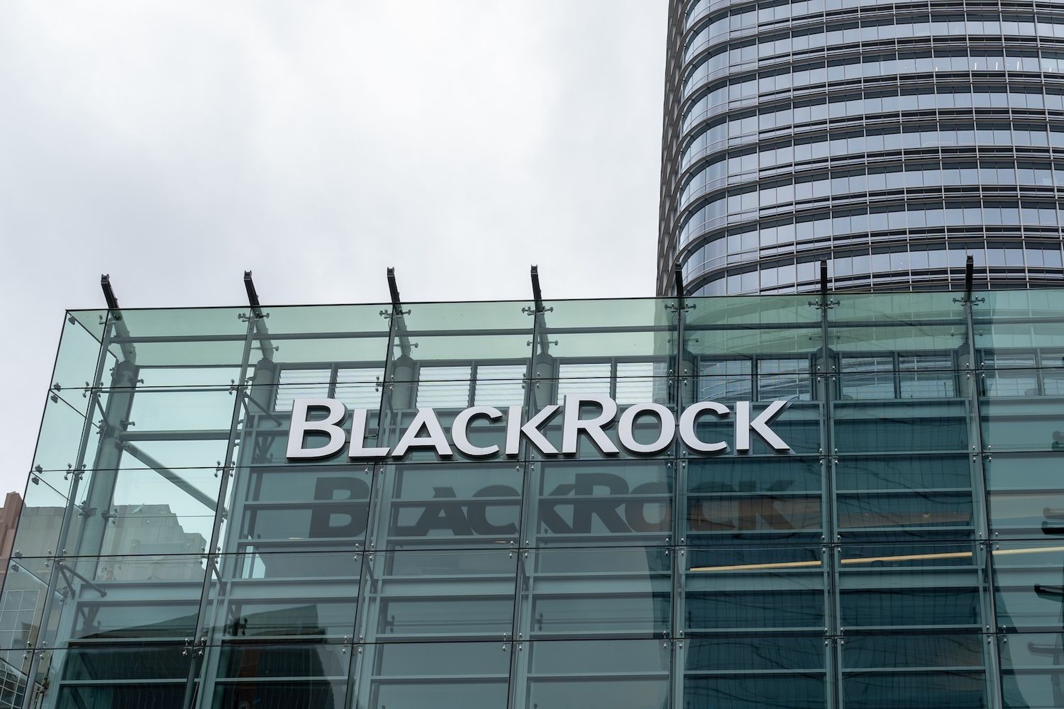 BlackRock Bitcoin ETF verzeichnet Rekordabfluss von 1,26 Milliarden Dollar,  da Panik unter Investoren die Optionskosten in die Höhe treibt | Yellow.com