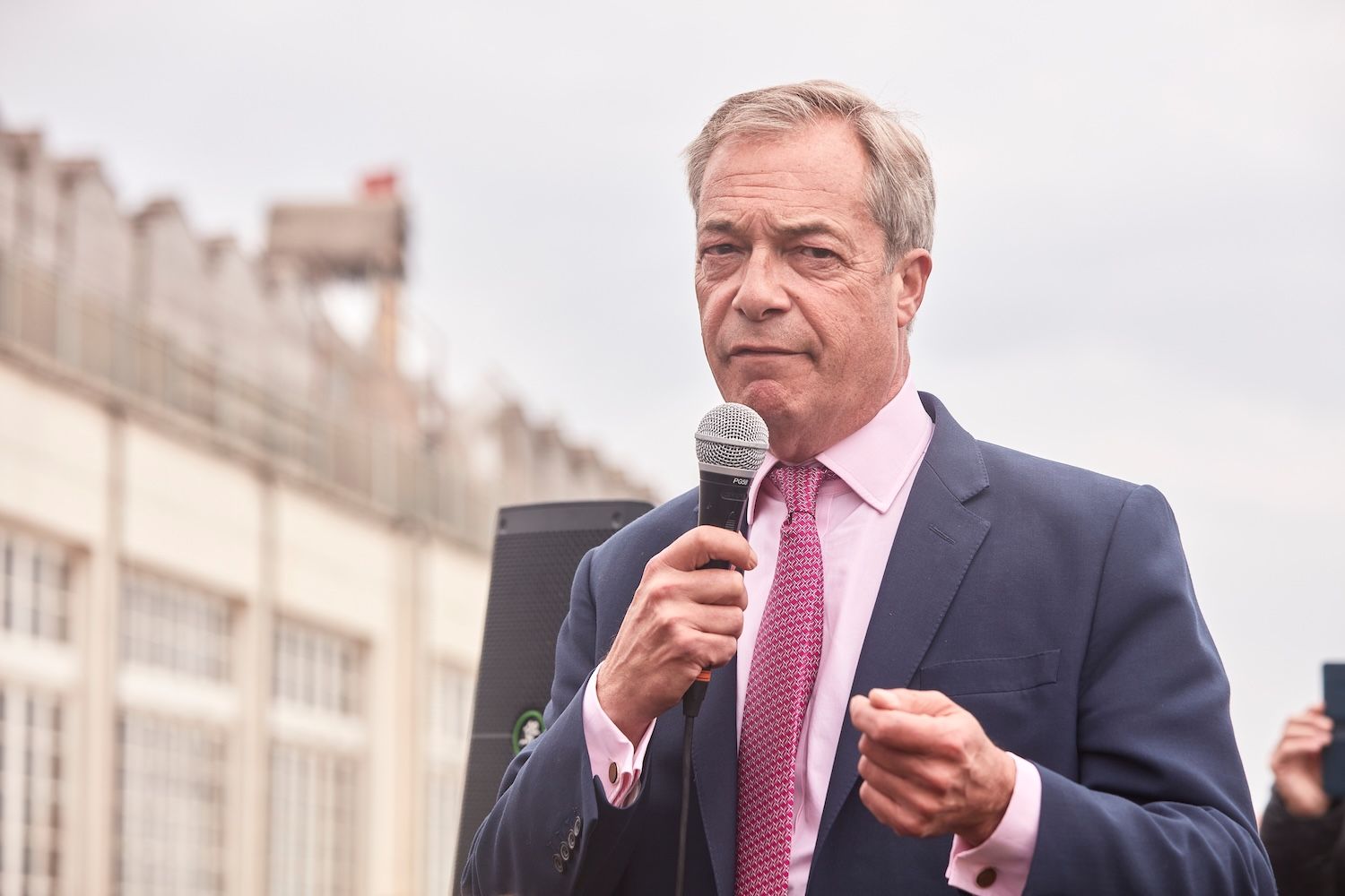 desktop-farage-pod-ostrzałem-po-ujawnieniu-ukrytych-pieniędzy-od-kryminalnego-hazardzisty-krypto-z-2024-roku