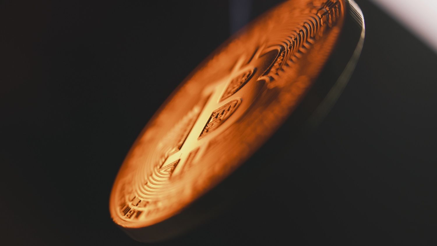 Bitcoin Funds Lose $390M While Altcoin ETFs Buck The Trend