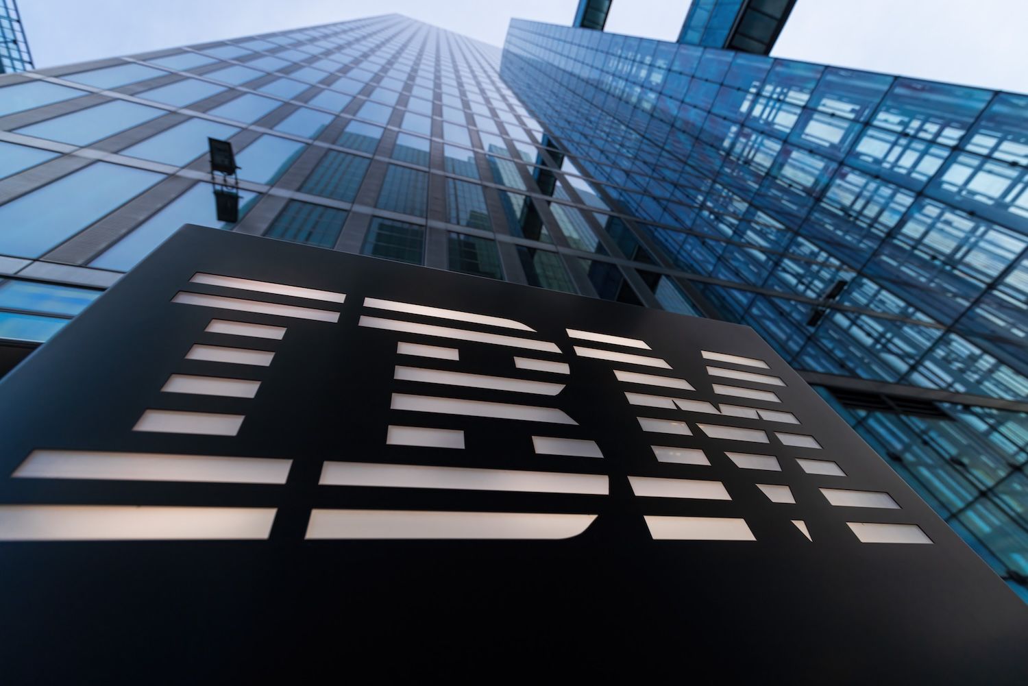 desktop-ibm-notuje-najgorszą-sesję-od-dekad-po-zaskakującym-ostrzeżeniu-o-przychodach