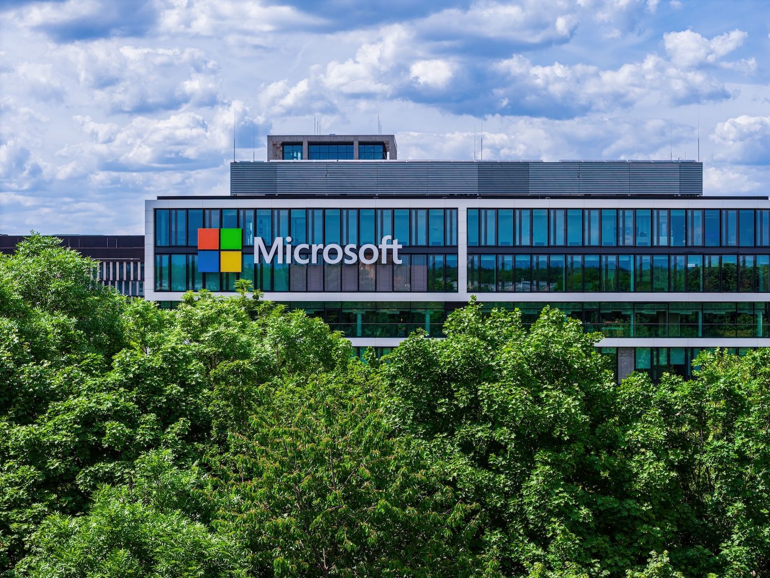 desktop-microsoft-supera-wall-street-com-alta-de-43-na-azure-e-receita-de-us-90-bi