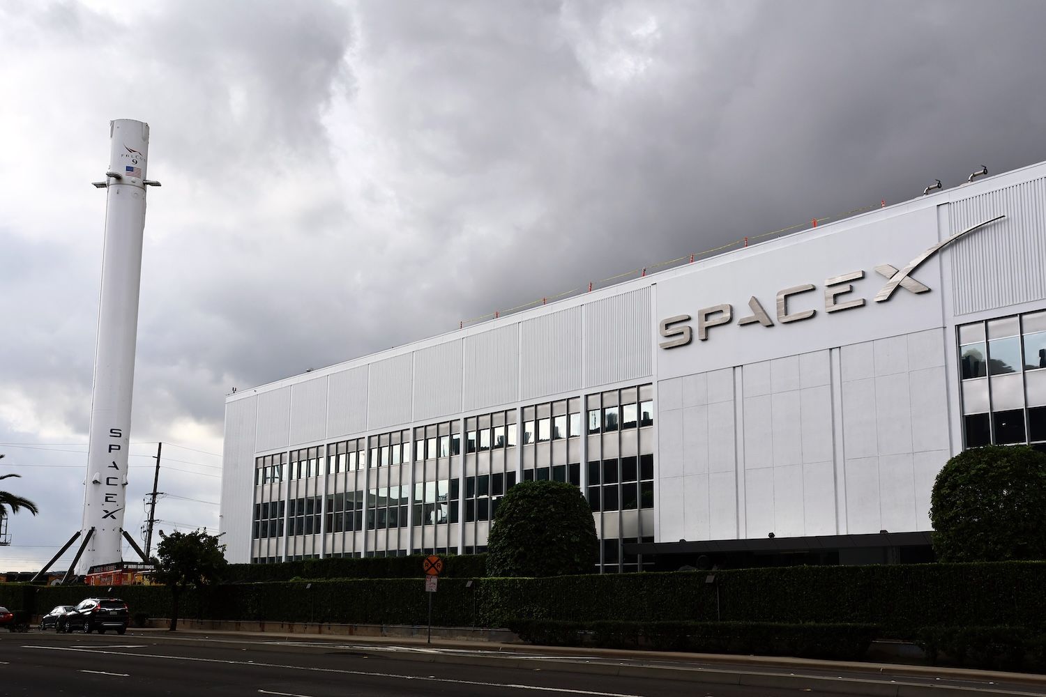 desktop-ai-rivals-google-30b-spacex-deal