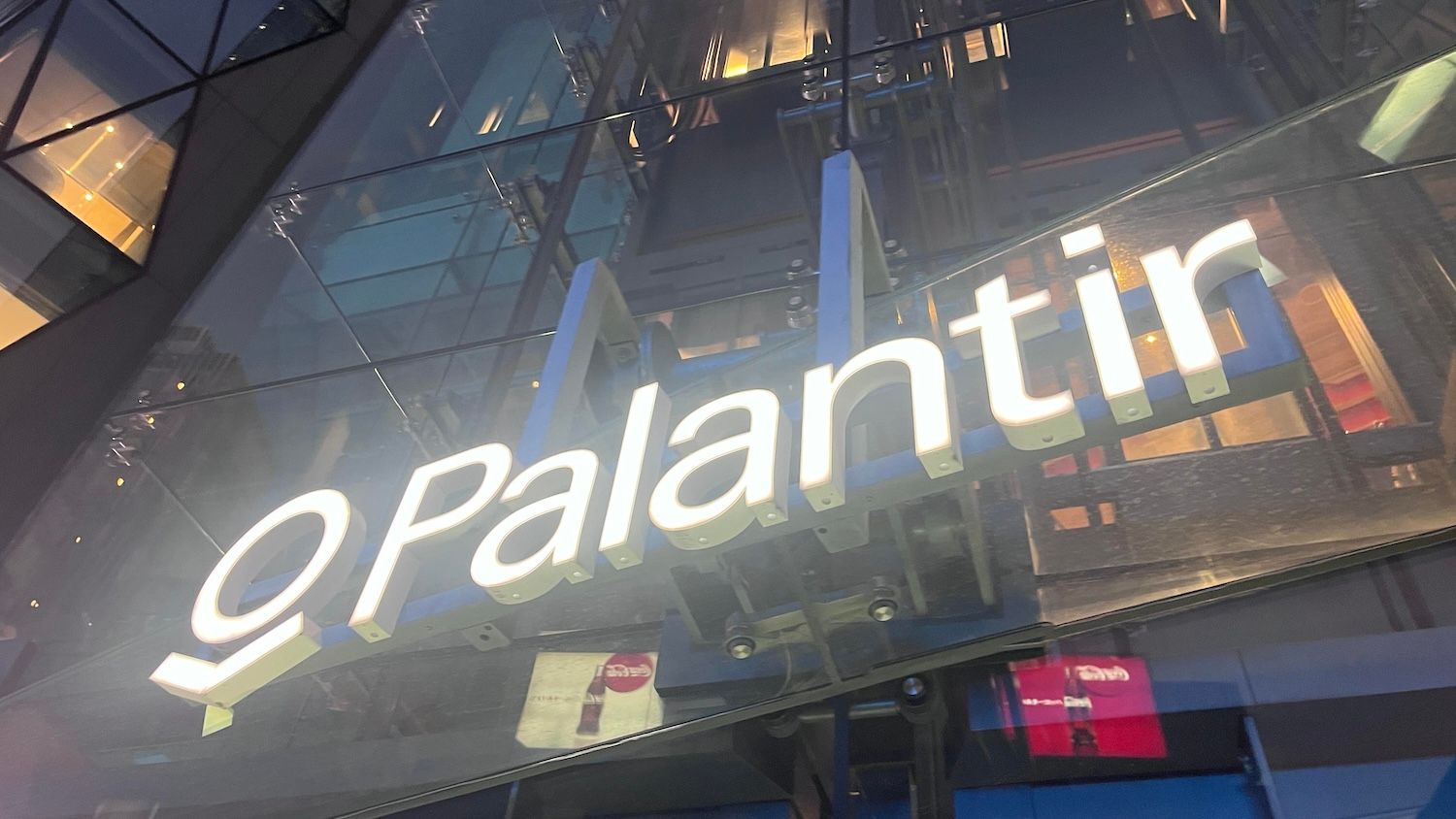 desktop-palantir-perd-50-ingénieurs-et-un-quart-de-sa-valorisation-où-le-pari-a-t-il-dérapé-