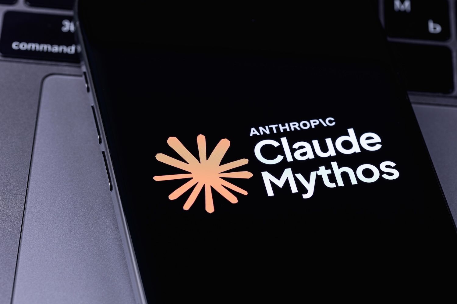 desktop-anthropicのmythos後継モデルは準備完了、だがスイッチはまだワシントンの手に