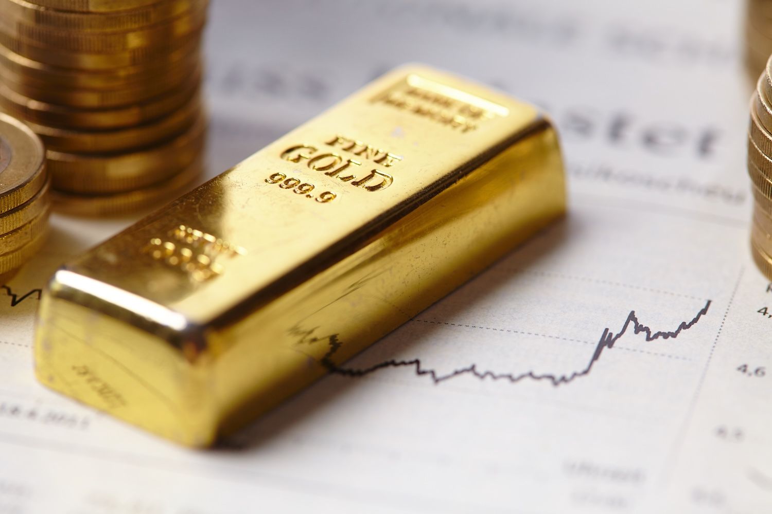 Gold bars outweigh Bitcoin in Ray Dalio’s portfolio as he keeps the crypto allocation at 1% (Image: Shutterstock)